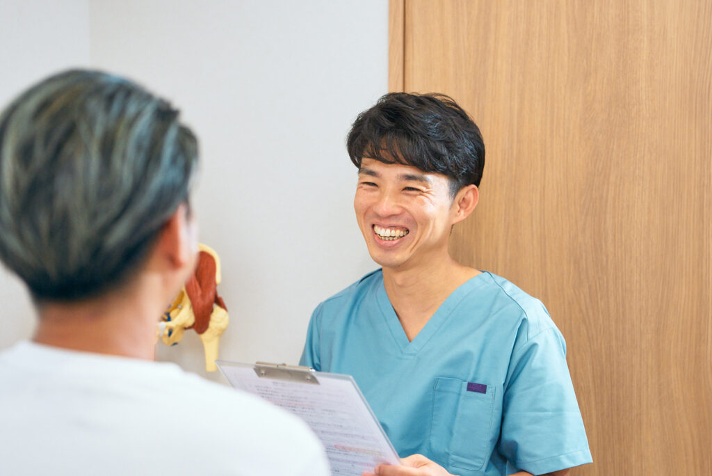 問診で症状や生活習慣を聞き取り、体の状態を確認する様子