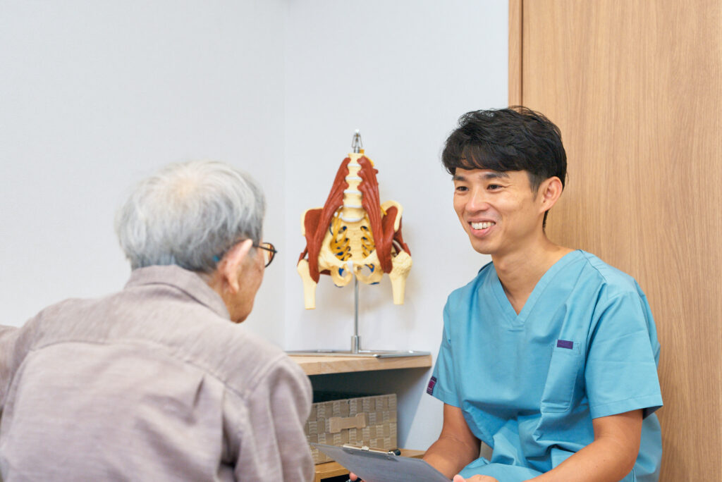 名古屋市中区鶴舞のかんとま整骨院で行う丁寧なカウンセリングの様子。患者様の声に耳を傾け、痛みの背景や生活習慣までしっかり聴き取る“聴く施術”を大切にしています。