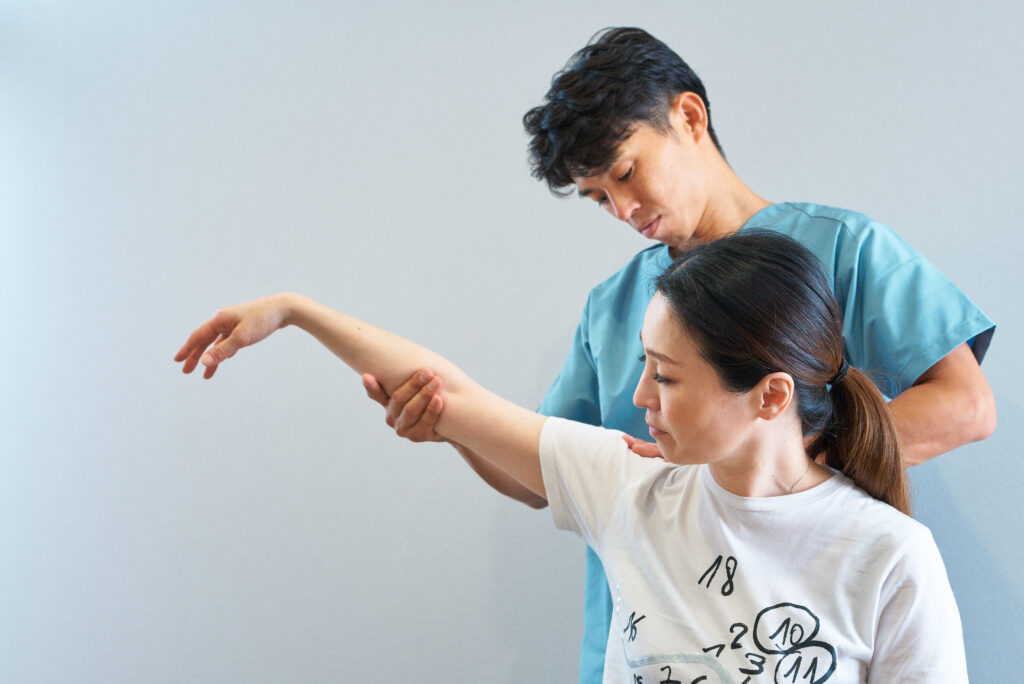 名古屋市中区鶴舞のかんとま整骨院で行う肩こり・巻き肩改善の施術風景。姿勢の歪みを整え、肩や首の負担を軽減します。