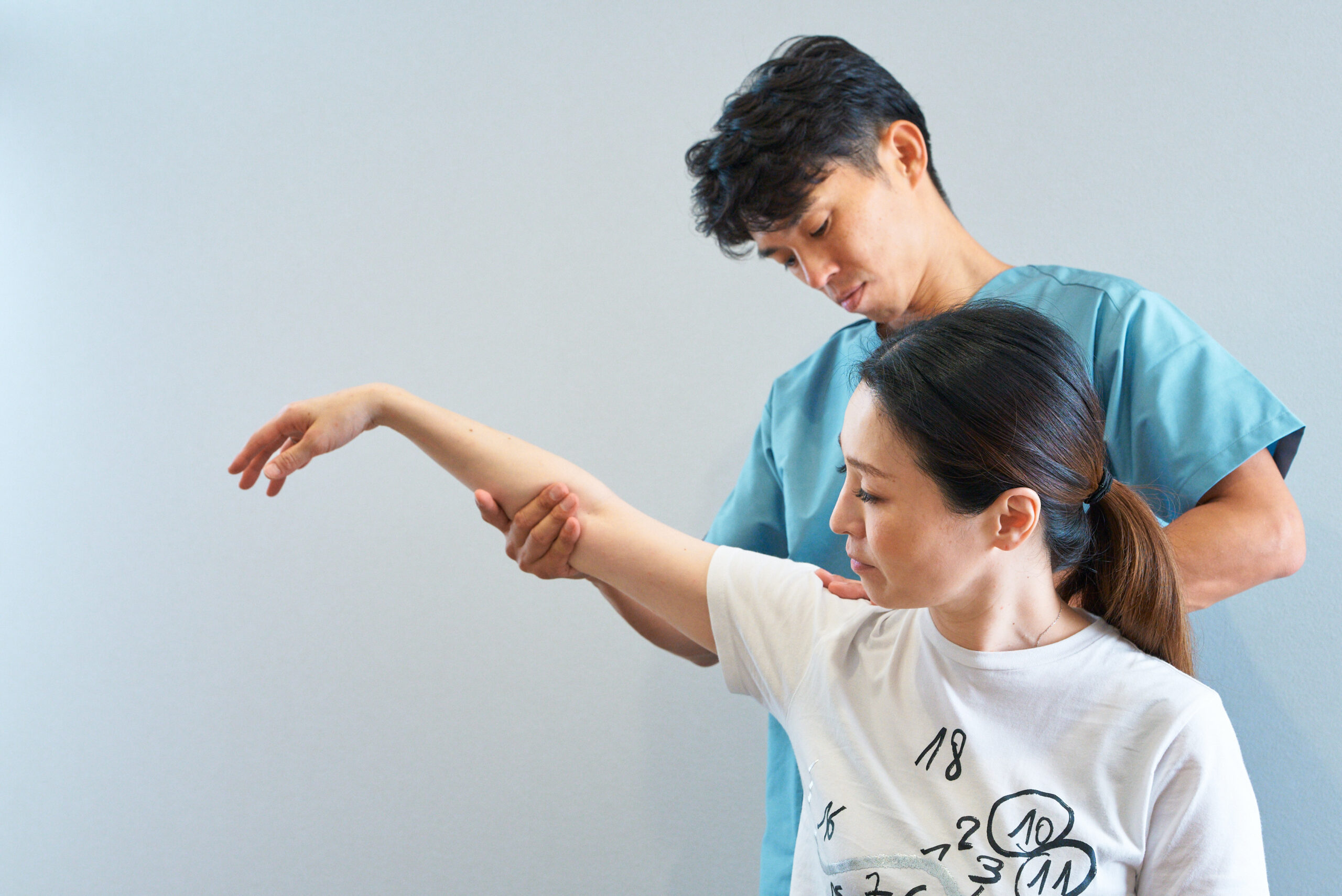 名古屋市中区鶴舞のかんとま整骨院で行う肩こり・巻き肩改善の施術風景。姿勢の歪みを整え、肩や首の負担を軽減します。