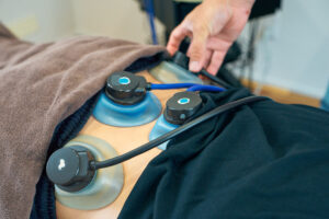 名古屋市中区鶴舞のかんとま整骨院で行う腰椎ヘルニアに対する施術風景。血流を促し、神経の圧迫を和らげるケアを行っています。