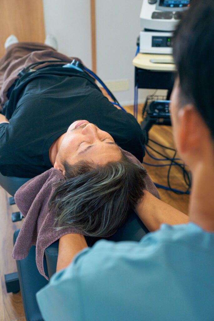 名古屋市中区鶴舞のかんとま整骨院で行う自律神経ケアの施術風景。首肩の緊張をゆるめ呼吸を深めて、眠れない・寝ても疲れが取れないお悩みに対応します。