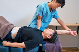 EMSで深層筋（インナーマッスル）を刺激しながら肩や腕の可動域を整える施術　名古屋市中区鶴舞のかんとま整骨院