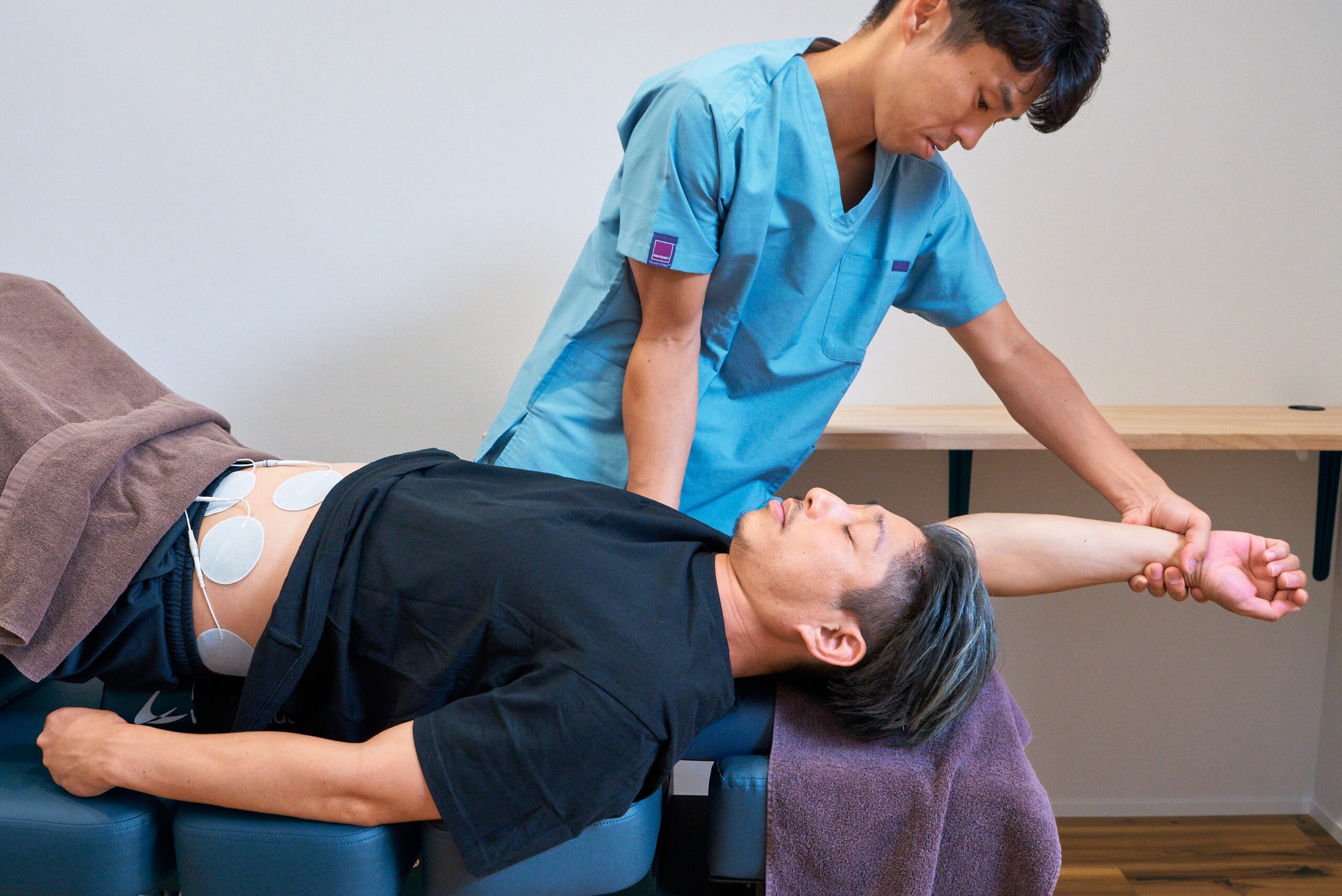 EMSで深層筋（インナーマッスル）を刺激しながら肩や腕の可動域を整える施術　名古屋市中区鶴舞のかんとま整骨院