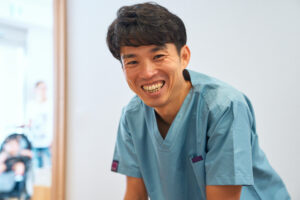 名古屋市中区鶴舞のかんとま整骨院 院長が笑顔で対応している様子｜丁寧に寄り添う施術を大切にしています