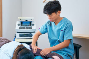 自賠責保険適用の交通事故むちうち施術　電気治療と手技で首肩の痛みをケアする様子｜名古屋市中区鶴舞のかんとま整骨院