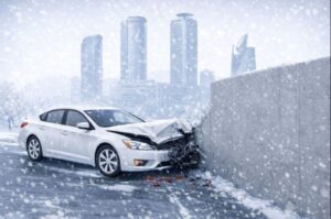 雪道でスリップし、壁に衝突した自損事故の状況イメージ